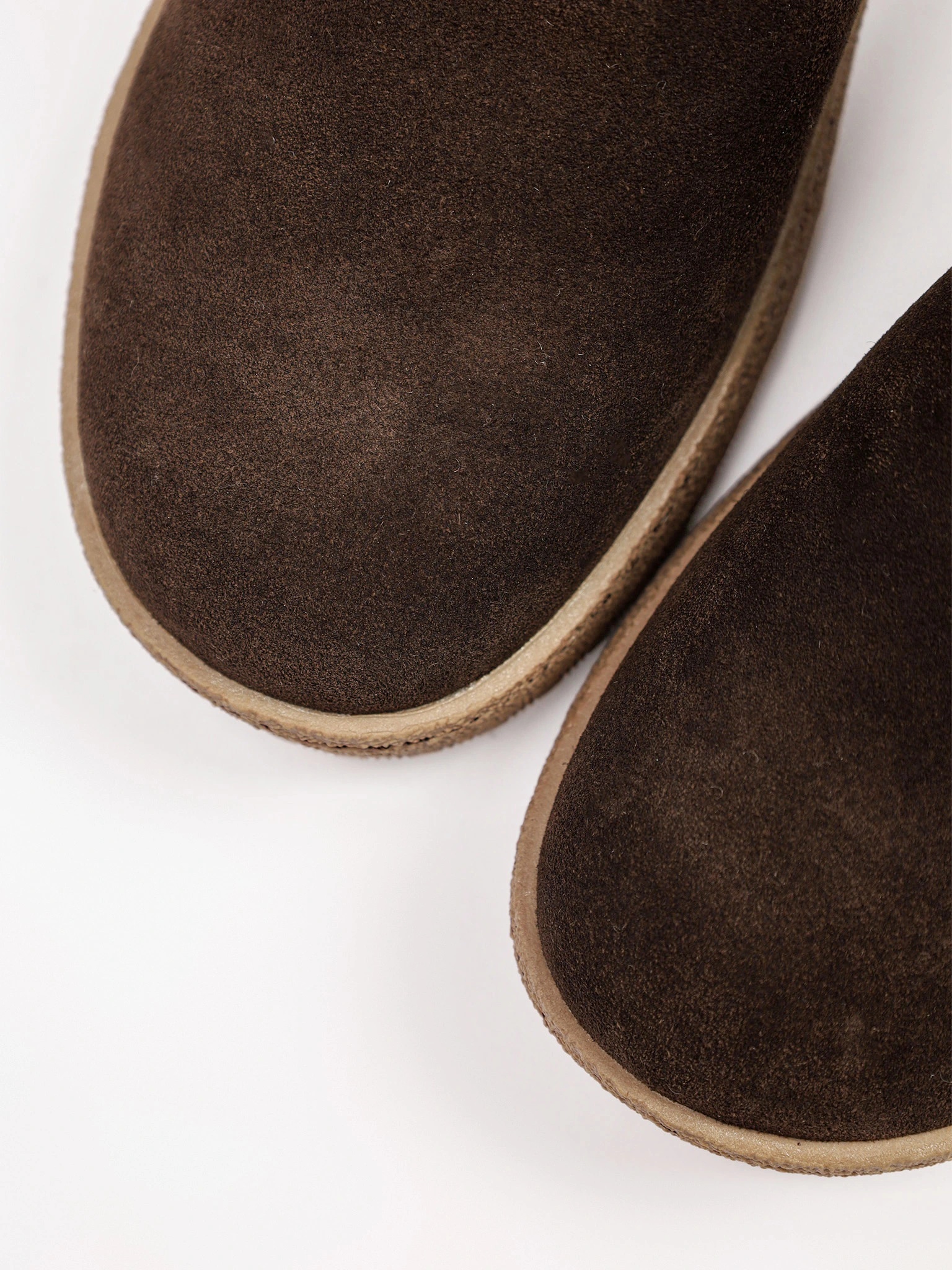 Ботинки темно-коричневого цвета с ремешком на низкой платформе